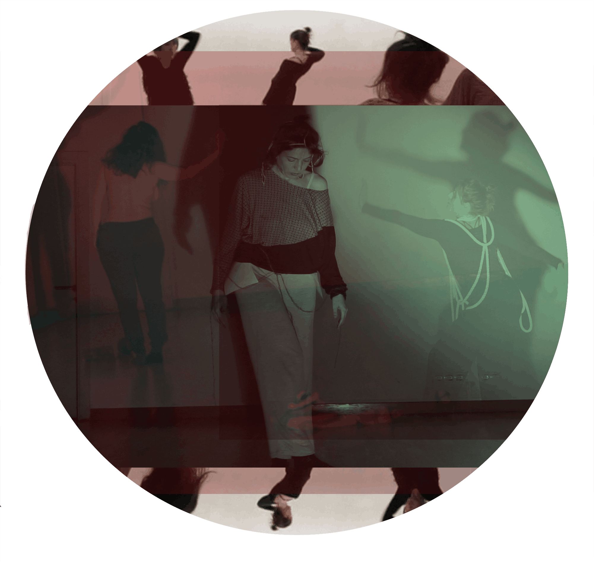 Una niña siembra una semilla en el asfalto rodeada de jóvenes